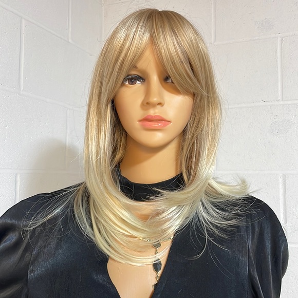 NWT 18” blonde wig classic light honey layers curtain bangs v light blonde ends - Picture 8 of 16